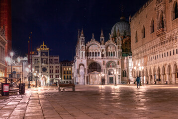 Fototapeta na wymiar St Mark's Square bell tower at night in Venice during the crownvirus without people 