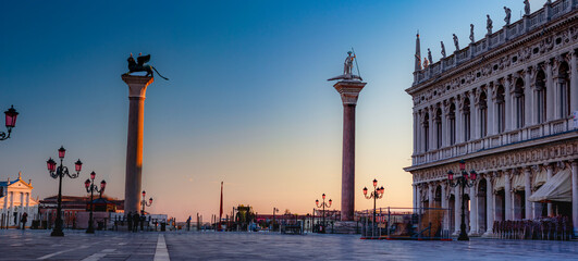 Fototapeta na wymiar columns of Piazza San Marco at sunset without anyone because of the covid-19