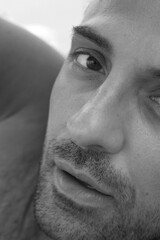 Bel ragazzo in vacanza al mare in estate