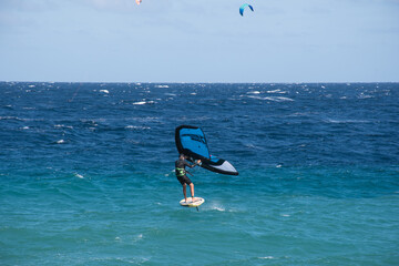 Hombre adulto haciendo windsurf