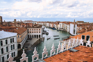 Fototapeta na wymiar panorama from above of the city of Venice where you can see the canals navigated by the gondolas and a detail of the Rialto Bridge. The architecture and structure of the city is unique