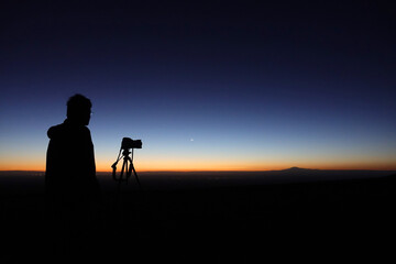 Obraz na płótnie Canvas silhouette of photographer at sunset