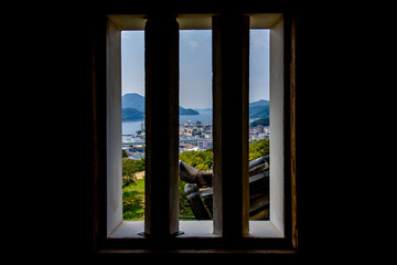 愛媛県宇和島城の天守閣から外を覗く