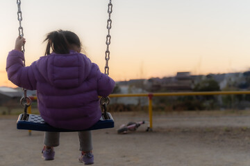 ブランコと女の子