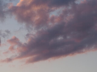 夕暮れの空模様　薄紫とオレンジがかった雲の色