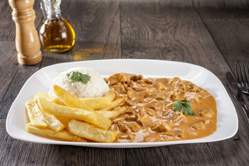 Strogonoff de Carne com Fritas