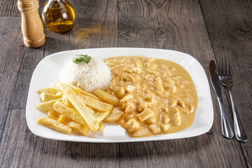Strogonoff de frango com fritas total view