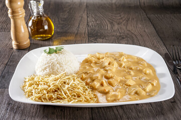 Strogonoff de frango com batata palha