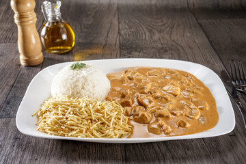 Strogonoff com batata palha