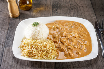 Strogonoff com Batata Palha