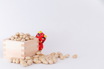 節分、白い背景に升に入った豆と赤鬼