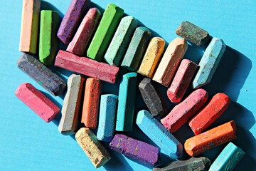 한국초등학교미술재료크레파스입니다