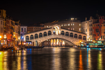 Fototapeta na wymiar Rialto bridge at night in Venice, Italy
