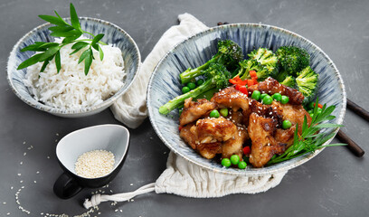 Rice topped with fried chicken served with steamed broccoli