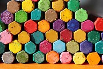 한국초등학교미술재료크레파스입니다