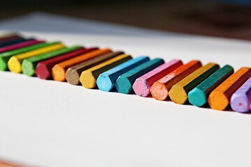 한국초등학교미술재료크레파스입니다