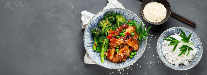 Rice topped with fried chicken served with steamed broccoli