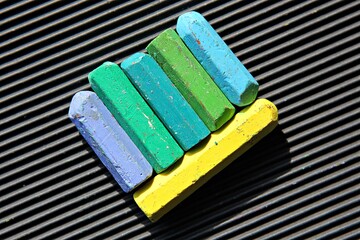 한국초등학교미술재료크레파스입니다