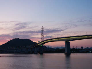 夕暮れの海田大橋