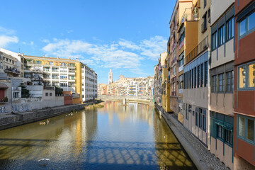 Obraz na płótnie Canvas Vista escénica de la ciudad de Girona , casa típicas colores anaranjados sobre el rio Onyar un dia soleado de Diciembre. Girona, Cataluña, España
