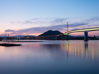 夕暮れの海田大橋