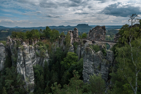 Aussicht auf die Basteibr&uuml;cke und Bastei im Elbsandsteingebirge - S&auml;chsische Schweiz &ndash; nahe Dresden, Deutschland mit Wolken am Himmel