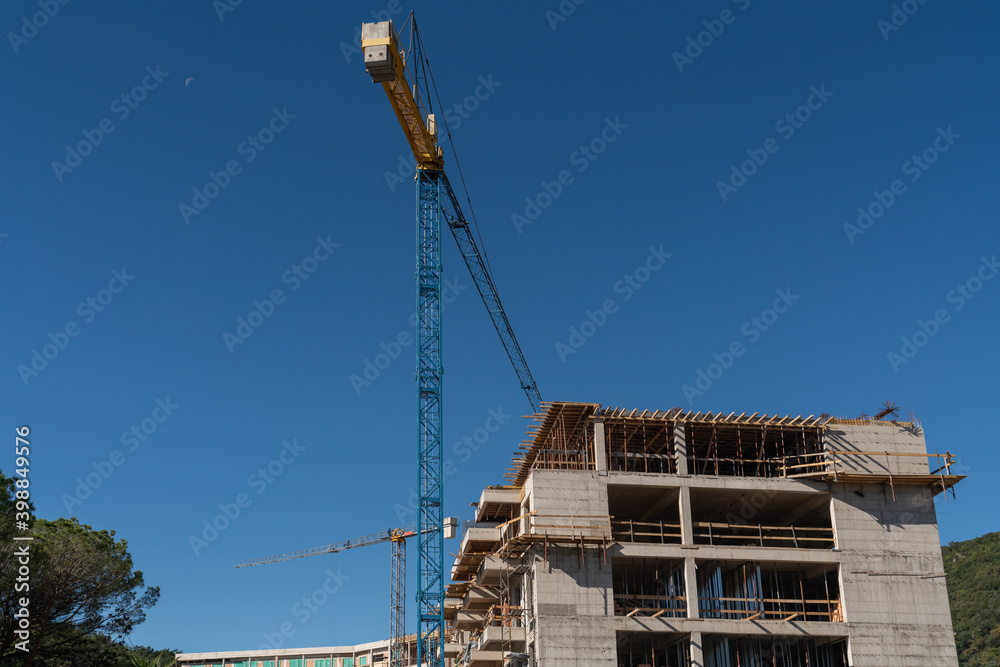 Aufkleber construction of a building with a remotely controlled unmanned crane