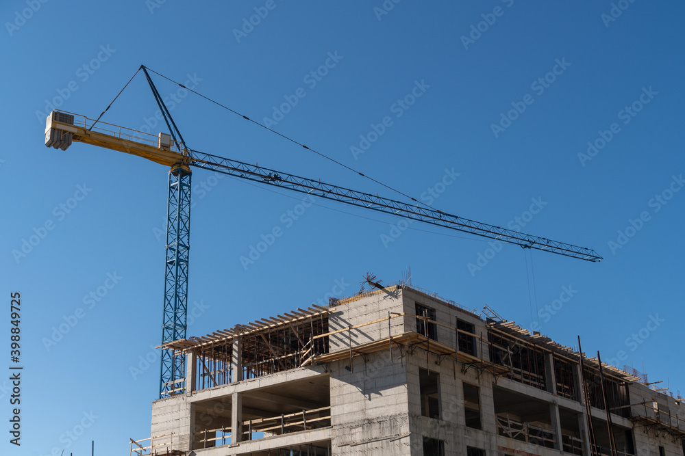 Aufkleber construction of a building with a remotely controlled unmanned crane
