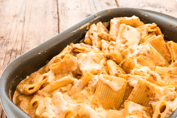 Macaroni with meat baked with cheese