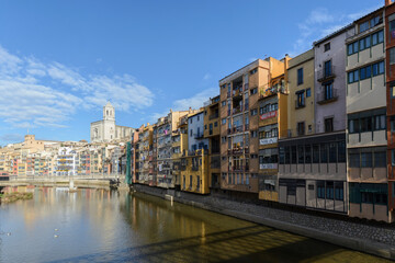 Fototapeta na wymiar Paisaje de la ciudad de Girona, Cataluña, España: Casas de colores sobre el rio Onyar