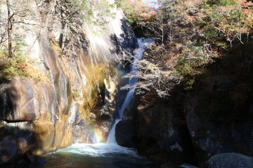 仙娥滝　滝に浮かぶ虹　　　御岳昇仙峡は甲府市の北部の渓谷。溪谷沿いの遊歩道からは花崗岩の断層や奇岩・奇石の絶景を見ることができる。