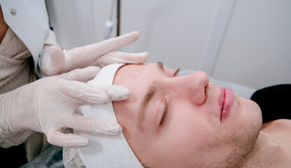 Obraz na płótnie Canvas man undergoing a procedure in a beautician