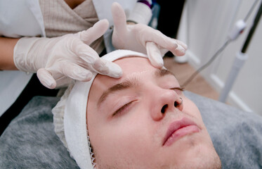 Obraz na płótnie Canvas man undergoing a procedure in a beautician