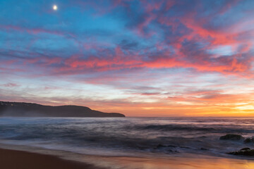 Fototapeta na wymiar High cloud beautiful dawn at the beach