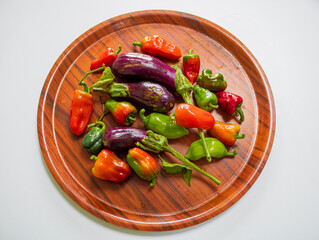 There are ready-to-fry vegetables on the plate, natural organic vegetables that look deliciously delicious, vegetables alongside a picnic and meal, natural fresh vegetables ready to eat.
