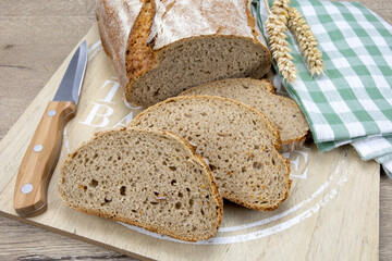 miche de pain farinée sur une table