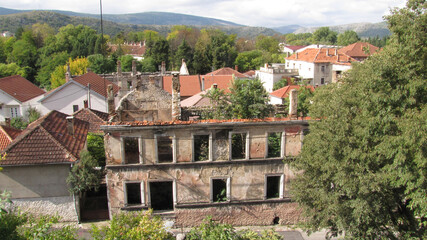 BIH Bośnia i Hercegowina Serbska Republika  w Bośni Monastyr widok na ruiny oraz góry.