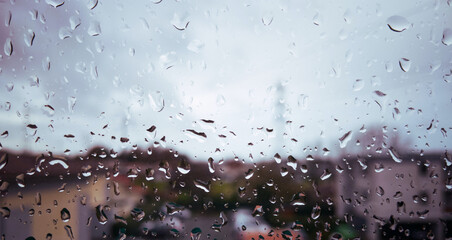 Gouttes de pluies sur une vitre, vue élargie