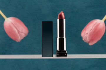 Rouge à lèvres sur un fond bleu