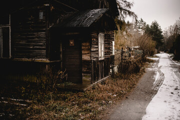 Fototapeta na wymiar stary drewniany domek na wsi, opuszczony, ruina, rudera