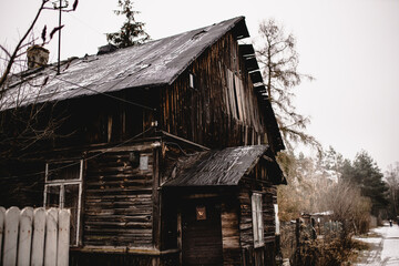 stary drewniany domek na wsi, opuszczony, ruina, rudera © sandrqa