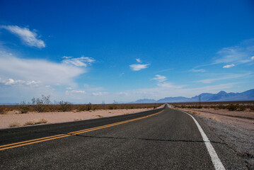 ネバダ州の砂漠を走る　ロングドライブの途中
