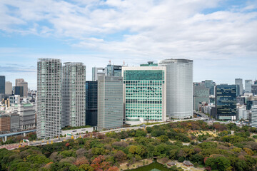 Obraz premium 竹芝のホテルから見る浜離宮恩賜庭園と汐留の都市風景