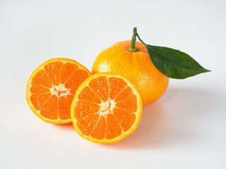日本のみかんを白背景で