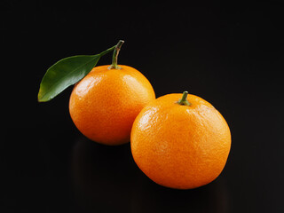 日本のみかんを黒背景で
