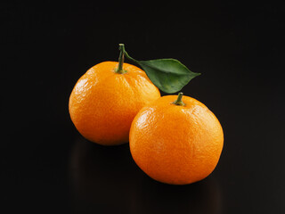 日本のみかんを黒背景で