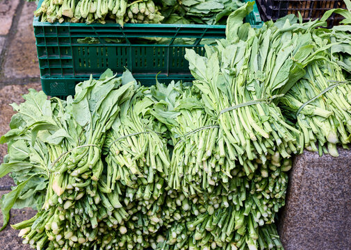 Venta de grelos gallegos y verduras en un mercado