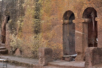 Obraz premium Detalles y localizaciones de iglesias cristiano-ortodoxas, esculpidas en la roca de la ciudad de Lalibela, en el centro norte de Etiopia