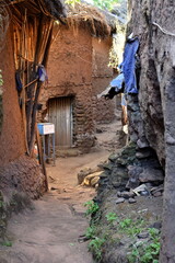 Calle de tierra, en un barrio de la ciudad de Lalibela, en el centro norte de Etiopia