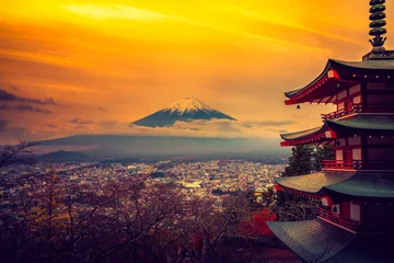 Papier Peint photo autocollant Mont Fuji Mont Fuji au coucher du soleil vu de la pagode Chureito. Fujiyoshida. Beaux paysages du Japon